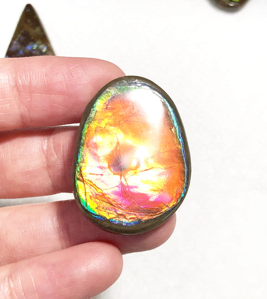 33 x 24x 5 mm  Natural  Free Form . FFNT 122 Super bright with a nipplite! Ammolite  ナチュラル　ルース　アンモライト フリーフォーム
